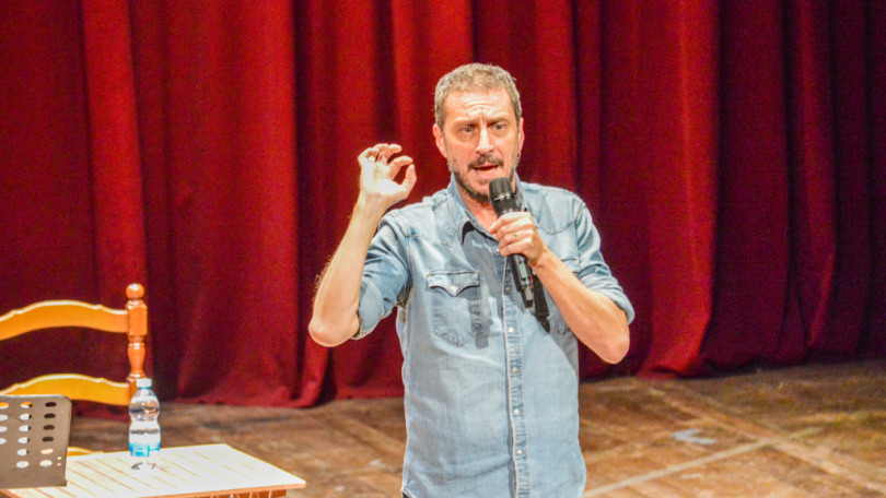 Cambio date per “Attraverso”  a Casale con Luca Bizzarri e Ambra Angiolini